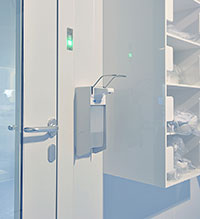 Cleanroom door with sluice function